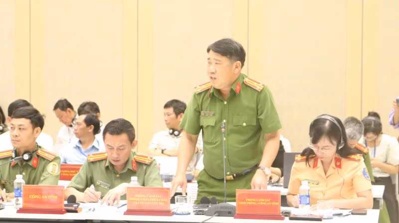Đại diện Cảnh sát Phòng cháy chữa cháy và Cứu nạn cứu hộ Công an tỉnh Bình Dương trao đổi, hướng dẫn các quy định về phòng cháy chữa cháy cho doanh nghiệp.