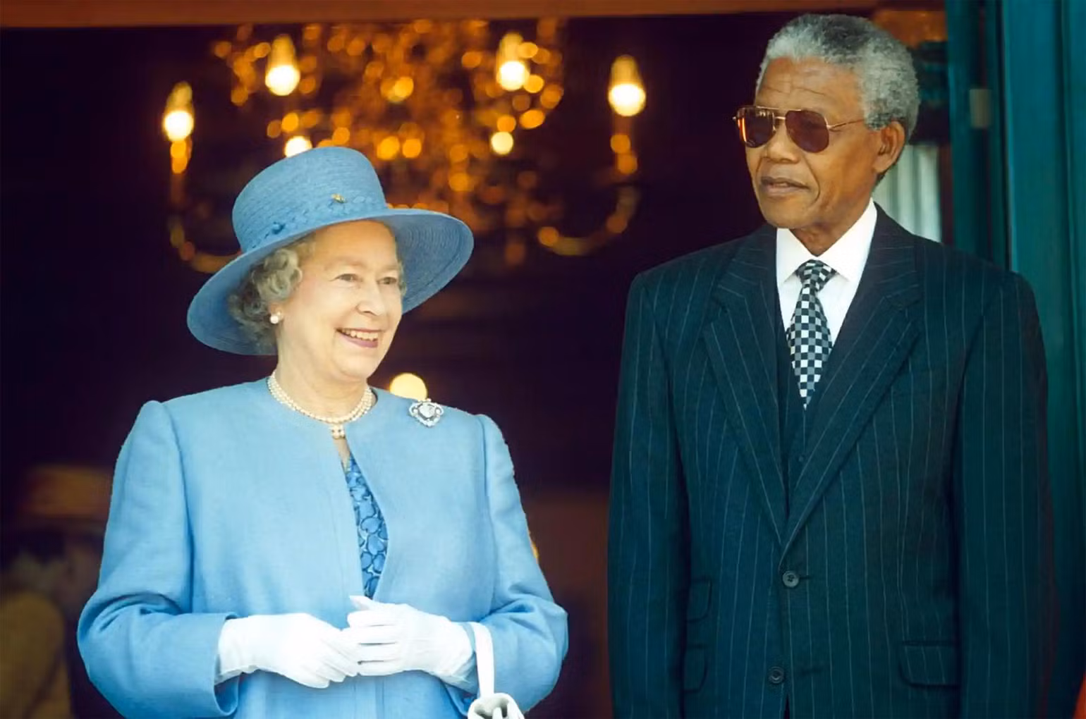 Nữ hoàng Anh và Tổng thống Nelson Mandela tại Nam Phi, năm 1995. (Ảnh: Times Newspapers Ltd/Rex Features)