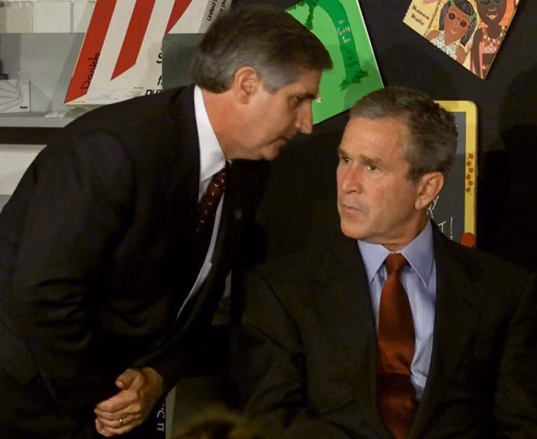 Tổng thống Mỹ George Bush được báo tin về vụ khủng bố nhằm vào Trung tâm Thương mại thế giới trong lúc ông đang thăm một trường tiểu học tại Sarasota, bang Florida. (Ảnh: Reuters) Tổng thống Mỹ George Bush được báo tin về vụ khủng bố nhằm vào Trung tâm Thương mại thế giới trong lúc ông đang thăm một trường tiểu học tại Sarasota, bang Florida. (Ảnh: Reuters)