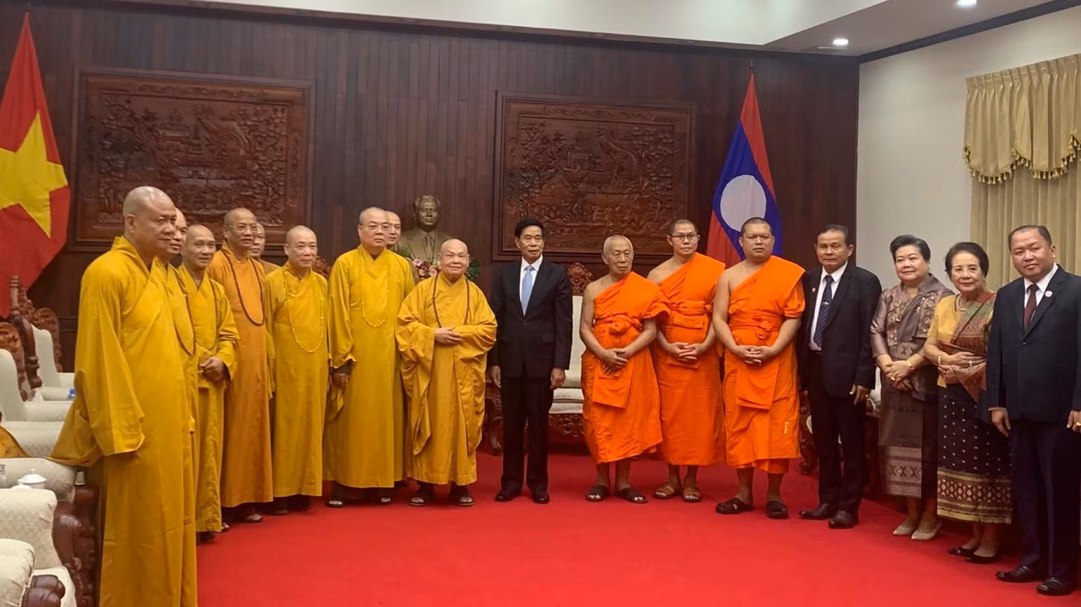 Chủ tịch Ủy ban Trung ương Mặt trận Lào xây dựng đất nước Sinlavong Khoutphaythoune tiếp đoàn đại biểu Trung ương Giáo hội Phật giáo Việt Nam. Chủ tịch Ủy ban Trung ương Mặt trận Lào xây dựng đất nước Sinlavong Khoutphaythoune tiếp đoàn đại biểu Trung ương Giáo hội Phật giáo Việt Nam.