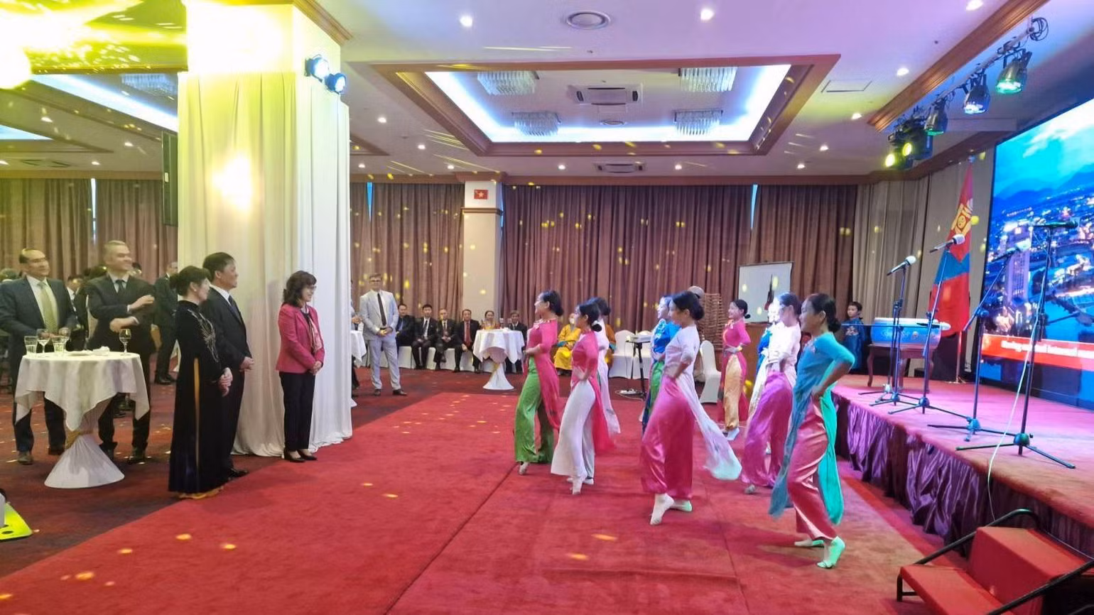 Tiết mục múa áo dài của học sinh trường Trung học số 14 mang tên Chủ tịch Hồ Chí Minh. (Ảnh: Đại sứ quán Việt Nam tại Mông Cổ) Tiết mục múa áo dài của học sinh trường Trung học số 14 mang tên Chủ tịch Hồ Chí Minh. (Ảnh: Đại sứ quán Việt Nam tại Mông Cổ)