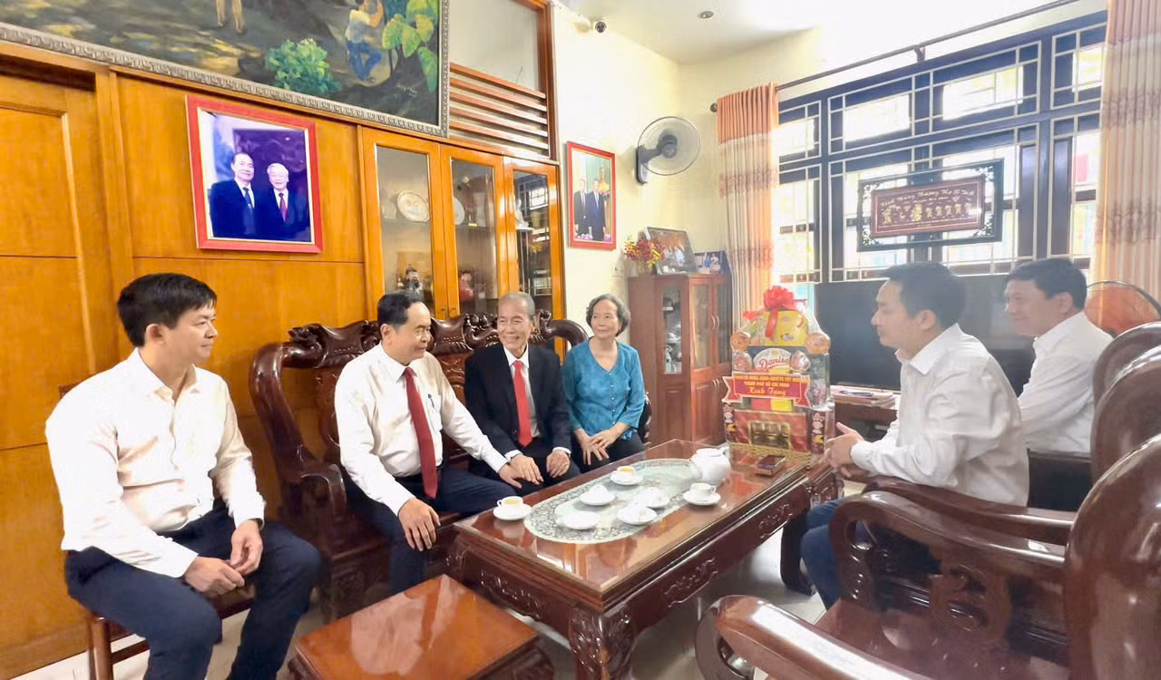 Chủ tịch Quốc hội Trần Thanh Mẫn trò chuyện thân mật với thân nhân cố Chủ tịch Quốc hội Nguyễn Hữu Thọ. (Ảnh: quochoi.vn)