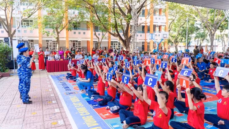 Chung kết 100 em học sinh thi trực tiếp theo kịch bản gameshow “Rung chuông vàng”. Chung kết 100 em học sinh thi trực tiếp theo kịch bản gameshow “Rung chuông vàng”.