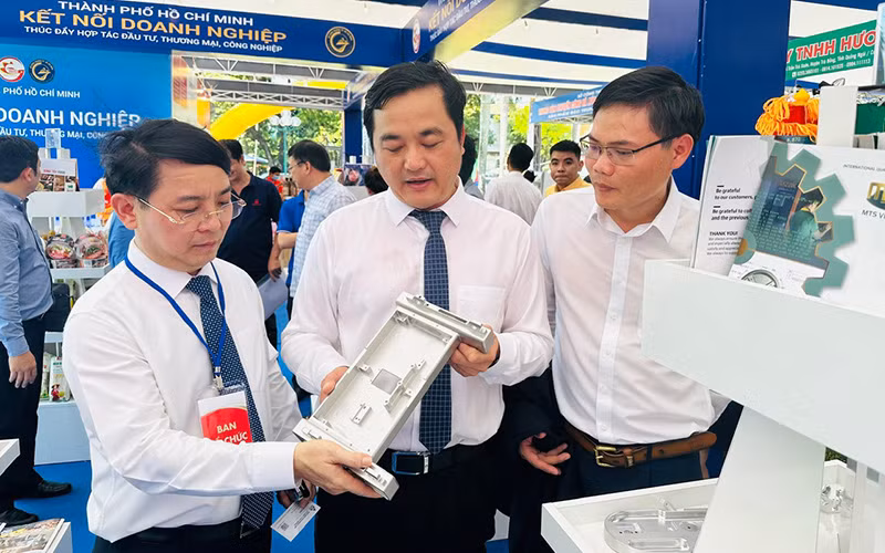 Trao đổi thông tin tại Chương trình Kết nối chuỗi sản xuất cung ứng và tiêu thụ sản phẩm hàng hóa, dịch vụ các khu kinh tế, khu công nghiệp Tây Nguyên và duyên hải miền trung.