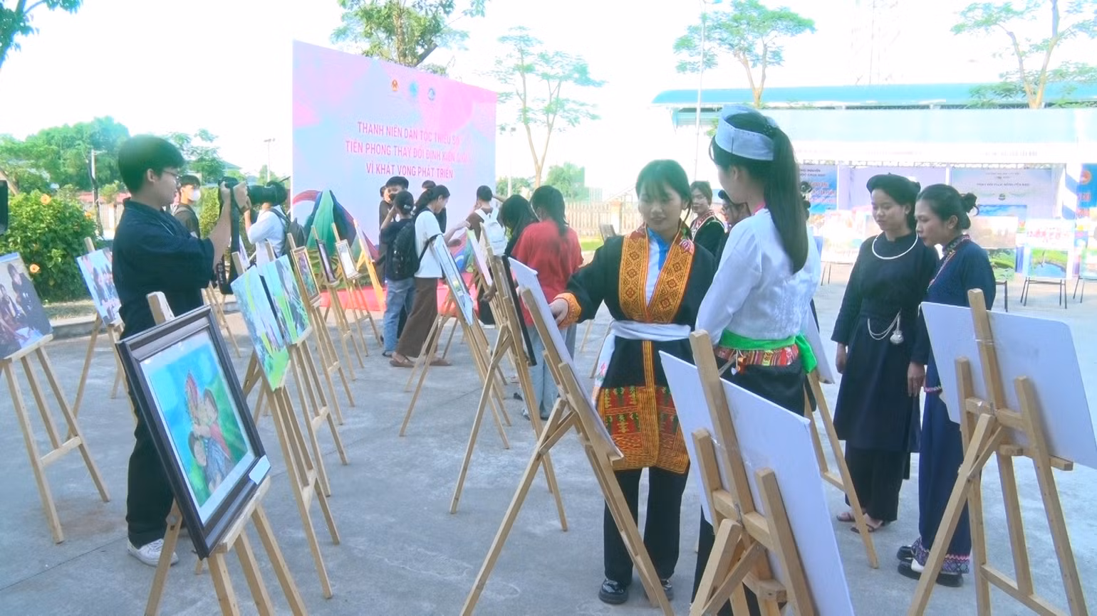 Các đại biểu tham quan không gian trưng bày những hình ảnh, ấn phẩm, sản phẩm truyền thông thúc đẩy bình đẳng giới trong đồng bào dân tộc thiểu số phía bắc.