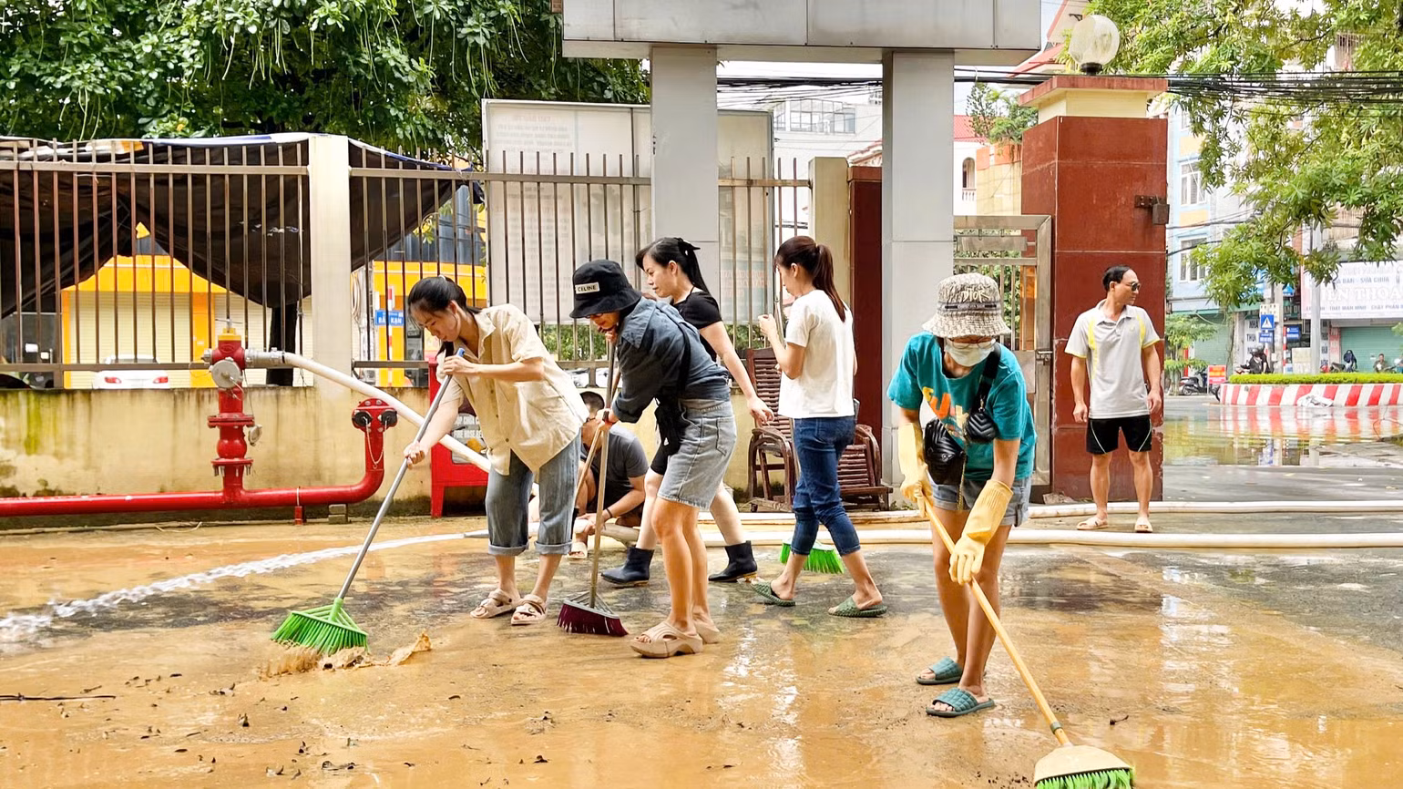 Người dân chung tay để các bệnh viện, trường học sớm hoạt động trở lại. Người dân chung tay để các bệnh viện, trường học sớm hoạt động trở lại.