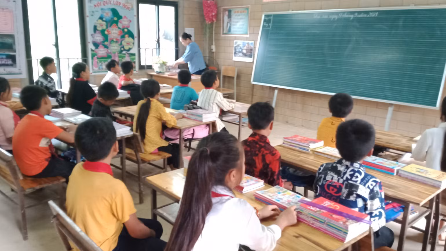 Từ sáng 12/9, học sinh trở lại lớp học. Từ sáng 12/9, học sinh trở lại lớp học.