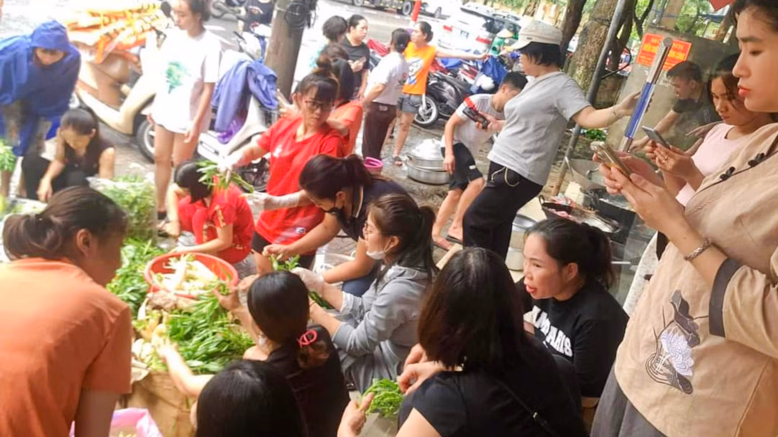 Người dân địa phương, các nhóm thiện nguyện tổ chức nấu ăn hỗ trợ người dân vượt qua lũ lớn.
