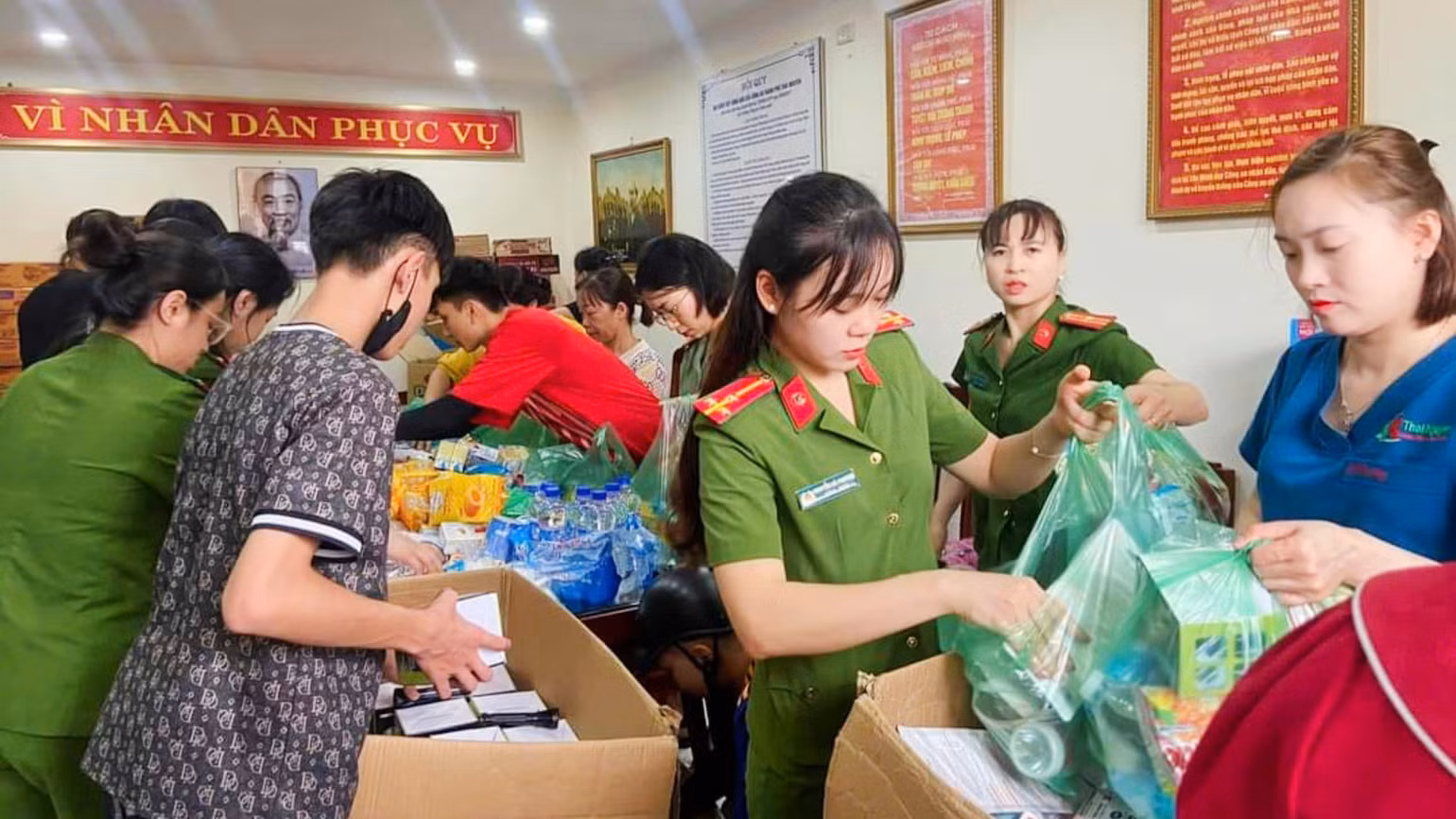 Công an tỉnh Thái Nguyên cũng tổ chức tiếp nhận hàng hóa, nhu yếu phẩm để cứu trợ cho người dân.