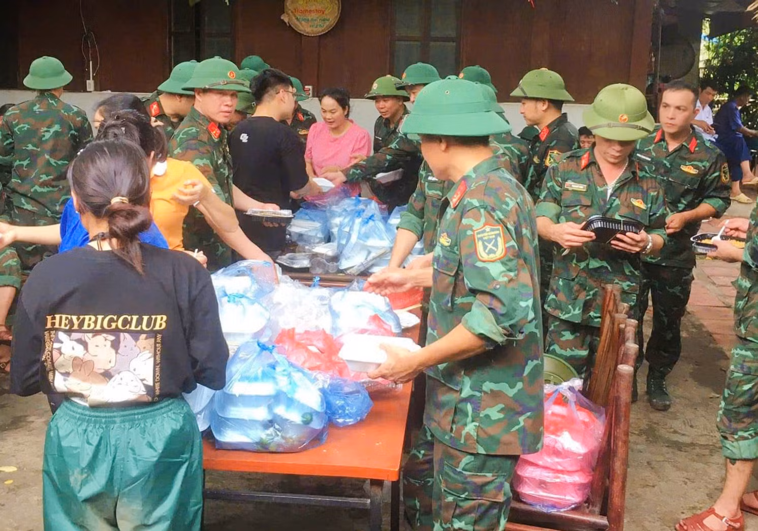 Các đơn vị quân đội chuyển suất ăn đến người dân đang tạm cư ở các trường học, trạm y tế.
