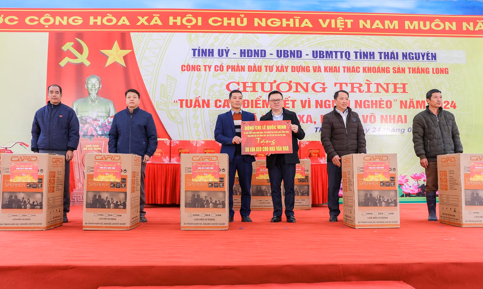 Đồng chí Lê Quốc Minh trao tặng 30 bộ loa cho các Nhà văn hóa xóm trên địa bàn xã Thần Xa và huyện Võ Nhai. Đồng chí Lê Quốc Minh trao tặng 30 bộ loa cho các Nhà văn hóa xóm trên địa bàn xã Thần Xa và huyện Võ Nhai.