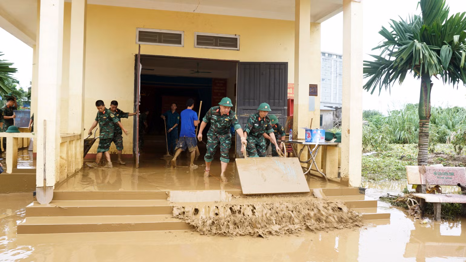 Bộ đội tăng thêm quân số sau lũ để khắc phục nhanh hậu quả. Bộ đội tăng thêm quân số sau lũ để khắc phục nhanh hậu quả.