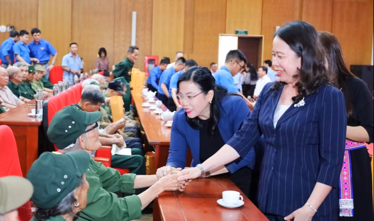 Đồng chí Võ Thị Ánh Xuân thăm hỏi đời sống người có công trên địa bàn huyện Định Hóa.