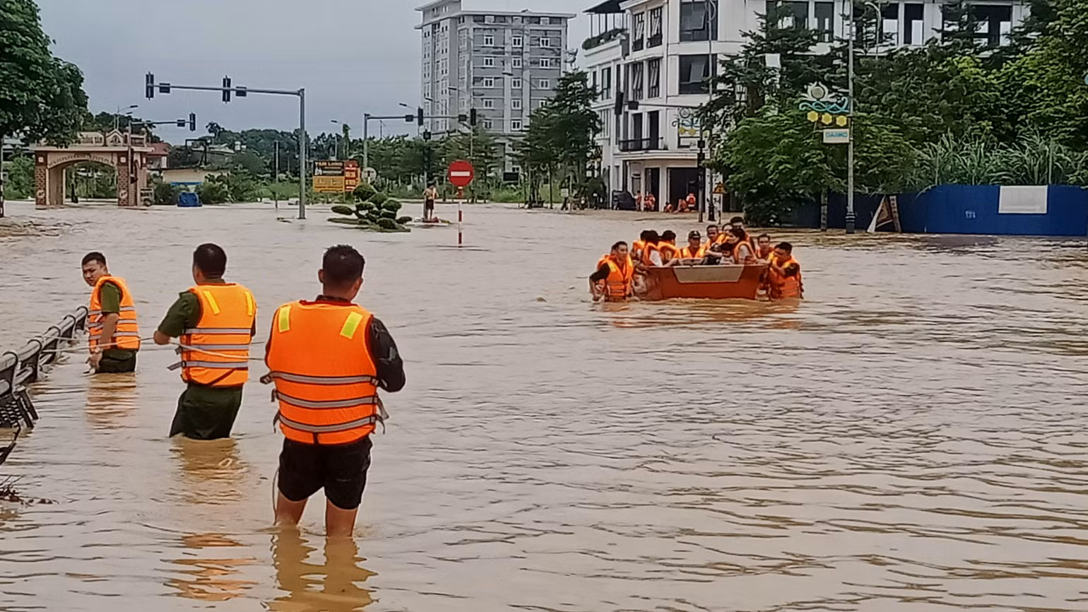 Công an, bộ đội đưa người dân ra khỏi khu vực ngập sâu, nguy hiểm ở thành phố Thái Nguyên.