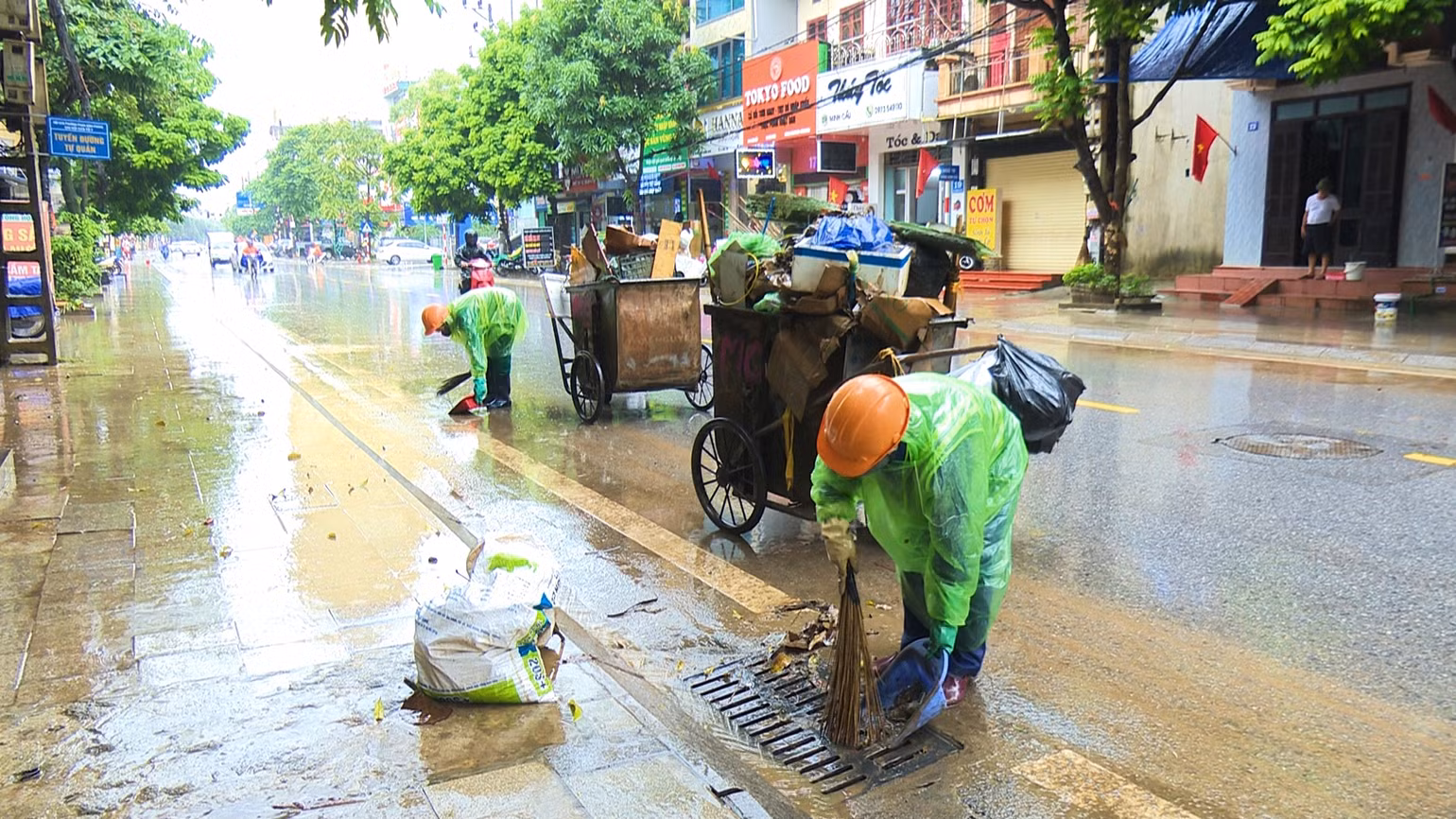 Công nhân môi trường đô thị dồn sức làm sạch phố phường thành phố Thái Nguyên. Công nhân môi trường đô thị dồn sức làm sạch phố phường thành phố Thái Nguyên.