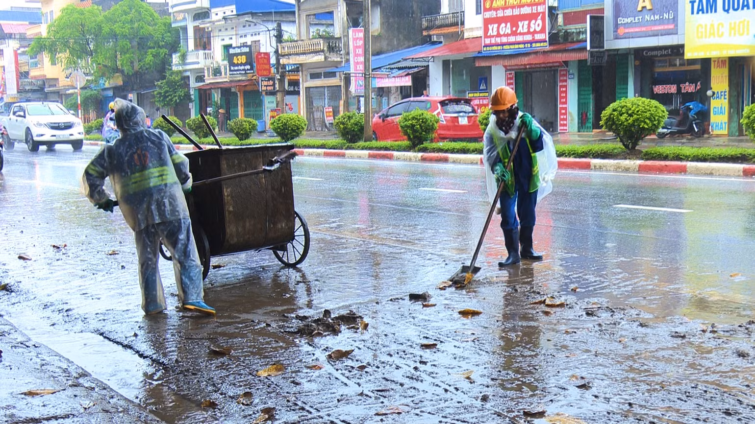 Công nhân môi trường đô thị không kể mưa lớn để làm cho đường phố sạch đẹp trở lại. Công nhân môi trường đô thị không kể mưa lớn để làm cho đường phố sạch đẹp trở lại.