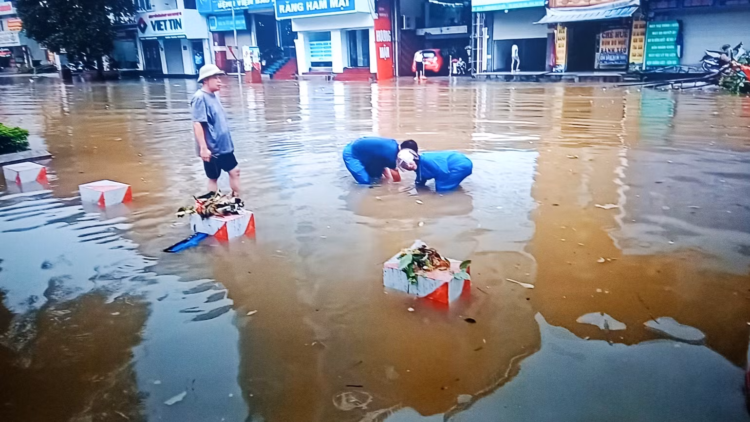 Người dân móc cống làm cho nước mau rút. Người dân móc cống làm cho nước mau rút.