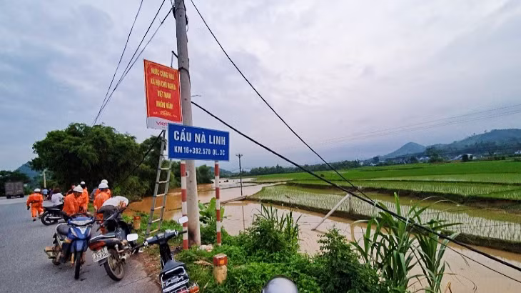 Tỉnh Thái Nguyên có 47 cột điện trung thế, hạ thế bị sạt lở, ngã đổ gây mất điện tại nhiều xã, nhưng đến nay đã được khắc phục, cấp điện trở lại. Tỉnh Thái Nguyên có 47 cột điện trung thế, hạ thế bị sạt lở, ngã đổ gây mất điện tại nhiều xã, nhưng đến nay đã được khắc phục, cấp điện trở lại.