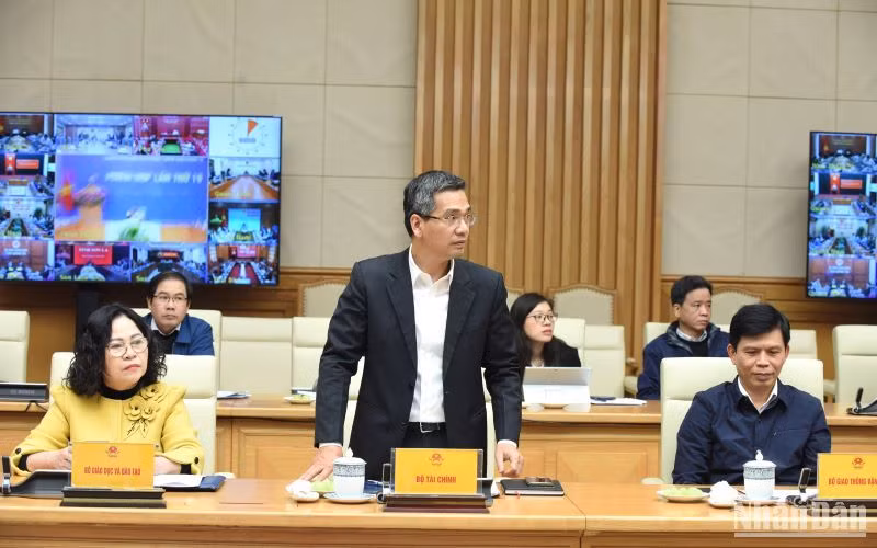 Đại diện lãnh đạo Bộ Tài chính phát biểu.