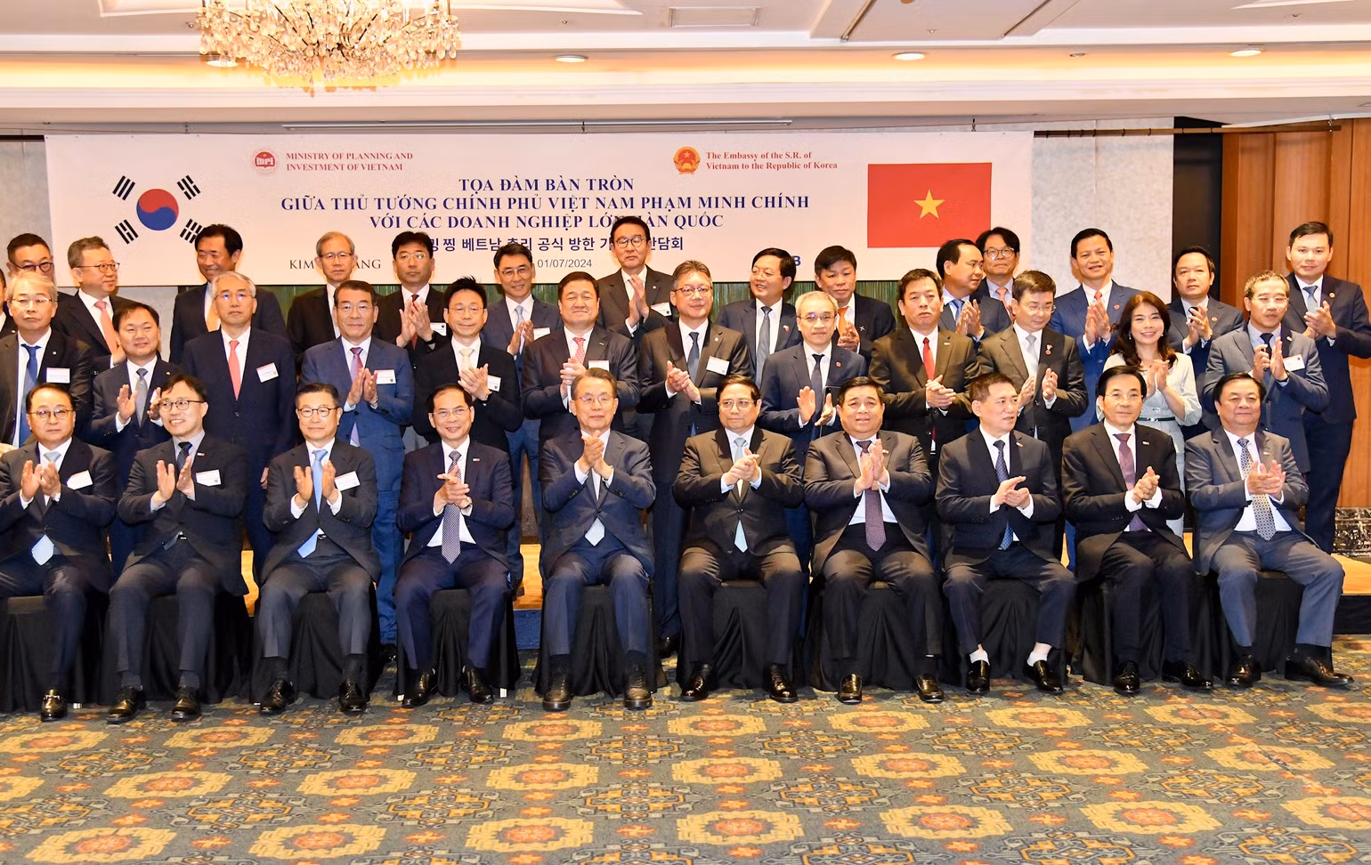 Thủ tướng Phạm Minh Chính chụp ảnh lưu niệm với các tập đoàn, doanh nghiệp lớn của Hàn Quốc tại tọa đàm. Thủ tướng Phạm Minh Chính chụp ảnh lưu niệm với các tập đoàn, doanh nghiệp lớn của Hàn Quốc tại tọa đàm.