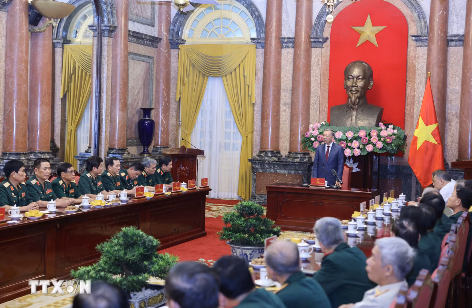 Tổng Bí thư, Chủ tịch nước Tô Lâm nói chuyện với các cựu chiến binh Sư đoàn 308. Tổng Bí thư, Chủ tịch nước Tô Lâm nói chuyện với các cựu chiến binh Sư đoàn 308.
