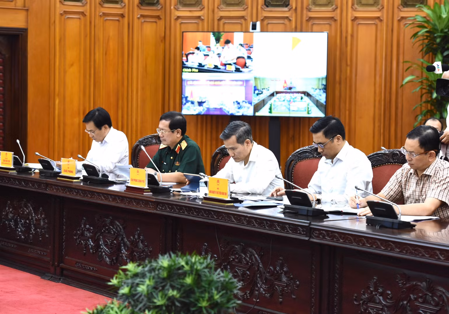 Đại diện lãnh đạo các bộ, ban, ngành tham dự cuộc họp.