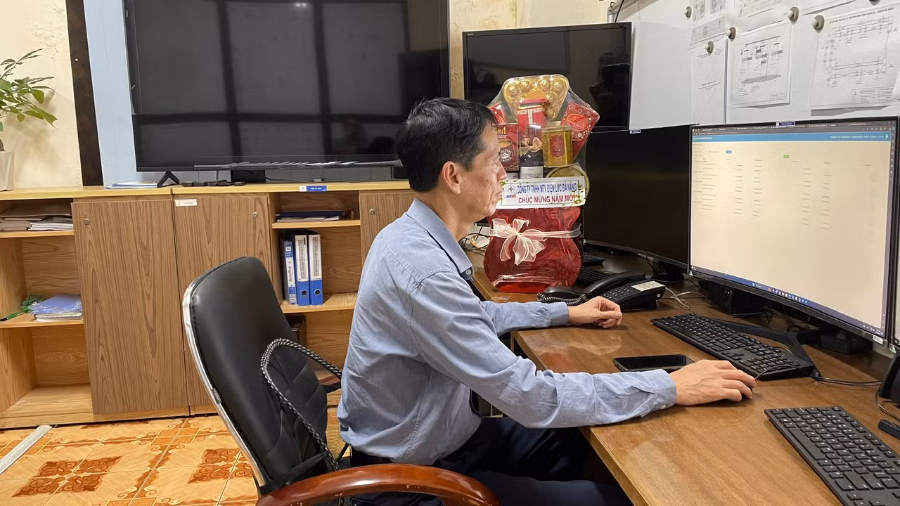 Ca trực của kỹ sư Võ Giang Nam - Phòng Vận hành miền trung trực thuộc EVNICT.