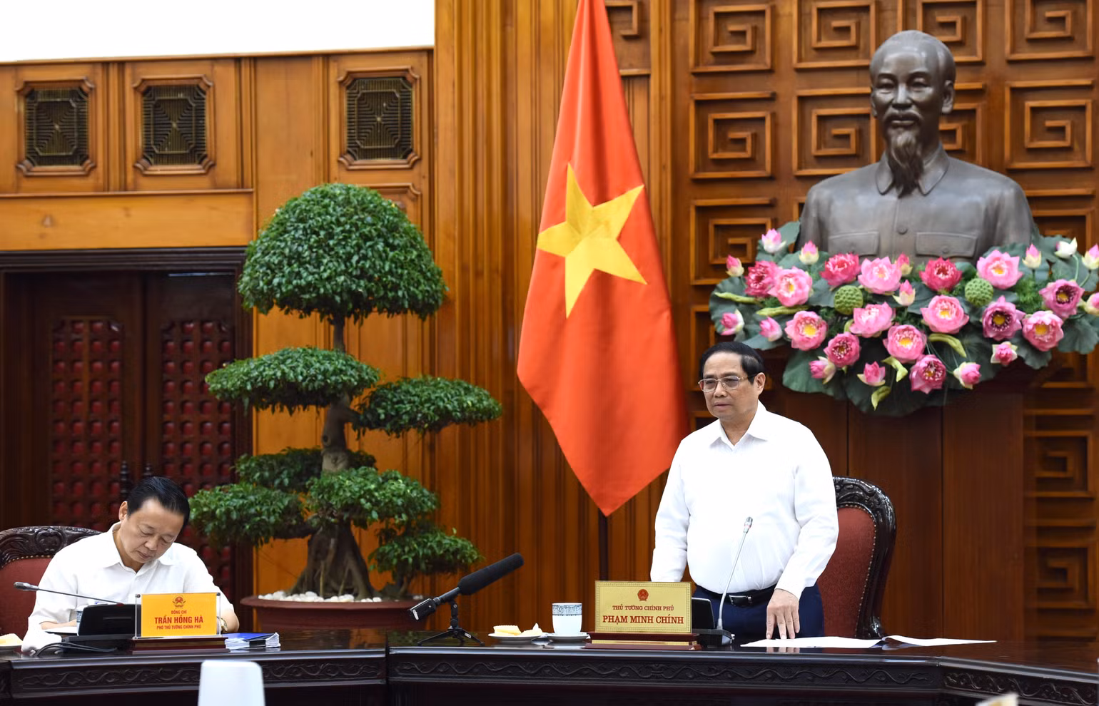 Thủ tướng Phạm Minh Chính chủ trì cuộc họp với một số bộ, ngành, Tập đoàn Điện lực Việt Nam (EVN) về tình hình triển khai thi công công trình Đường dây 500kV mạch 3 trên địa bàn 2 tỉnh Nghệ An, Hà Tĩnh và công tác chuẩn bị khánh thành dự án.