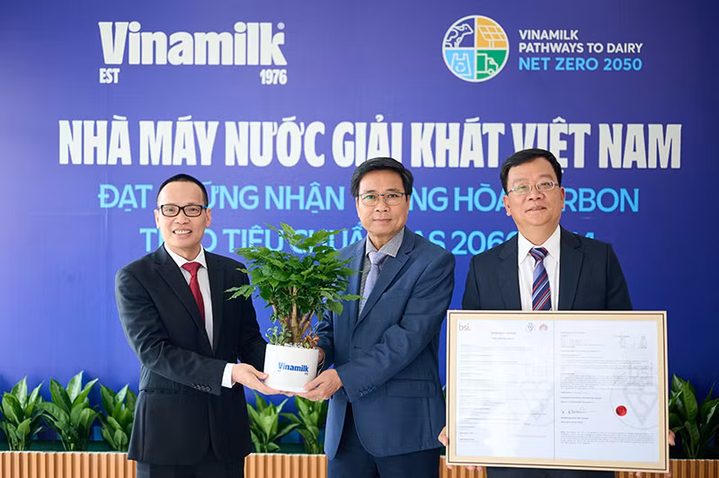 Ông Lê Hoàng Minh, Giám đốc Điều hành Sản xuất của Vinamilk trao tặng cây lưu niệm cho đại diện BSI Việt Nam. Ông Lê Hoàng Minh, Giám đốc Điều hành Sản xuất của Vinamilk trao tặng cây lưu niệm cho đại diện BSI Việt Nam.