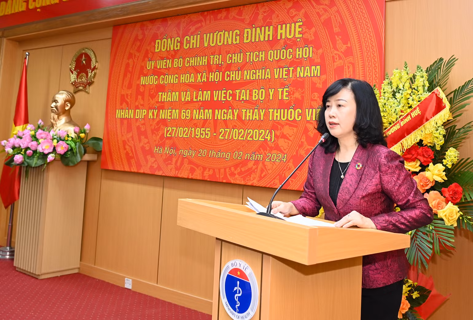 Bộ trưởng Y tế Đào Hồng Lan báo cáo tại cuộc làm việc. Bộ trưởng Y tế Đào Hồng Lan báo cáo tại cuộc làm việc.