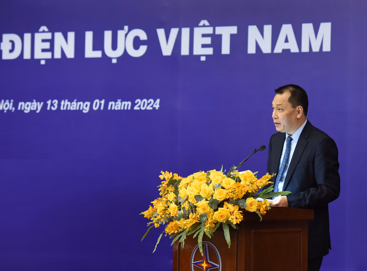 Chủ tịch Hội đồng thành viên Tập đoàn Điện lực Việt Nam Đặng Hoàng An báo cáo tình hình sản xuất kinh doanh năm 2023 và kế hoạch cung ứng điện năm 2024.