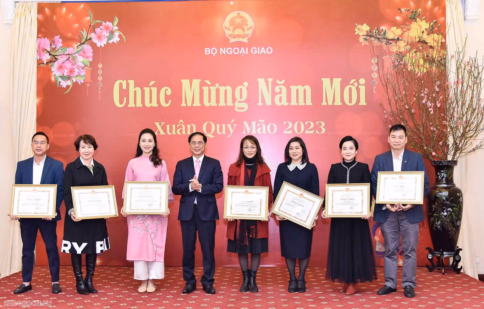 Bộ trưởng Bùi Thanh Sơn trao Bằng khen của Bộ trưởng Ngoại giao cho một số tập thể và cá nhân có thành tích xuất sắc trong công tác thông tin-tuyên truyền. (Ảnh: Báo Thế giới và Việt Nam) Bộ trưởng Bùi Thanh Sơn trao Bằng khen của Bộ trưởng Ngoại giao cho một số tập thể và cá nhân có thành tích xuất sắc trong công tác thông tin-tuyên truyền. (Ảnh: Báo Thế giới và Việt Nam)