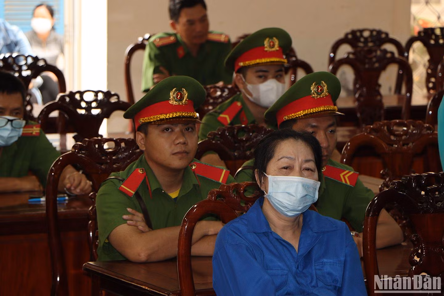 Do sức khỏe yếu nên bị cáo Kim Hạnh được Hội đồng xét xử cho phép ngồi trong lúc tuyên án. Do sức khỏe yếu nên bị cáo Kim Hạnh được Hội đồng xét xử cho phép ngồi trong lúc tuyên án.