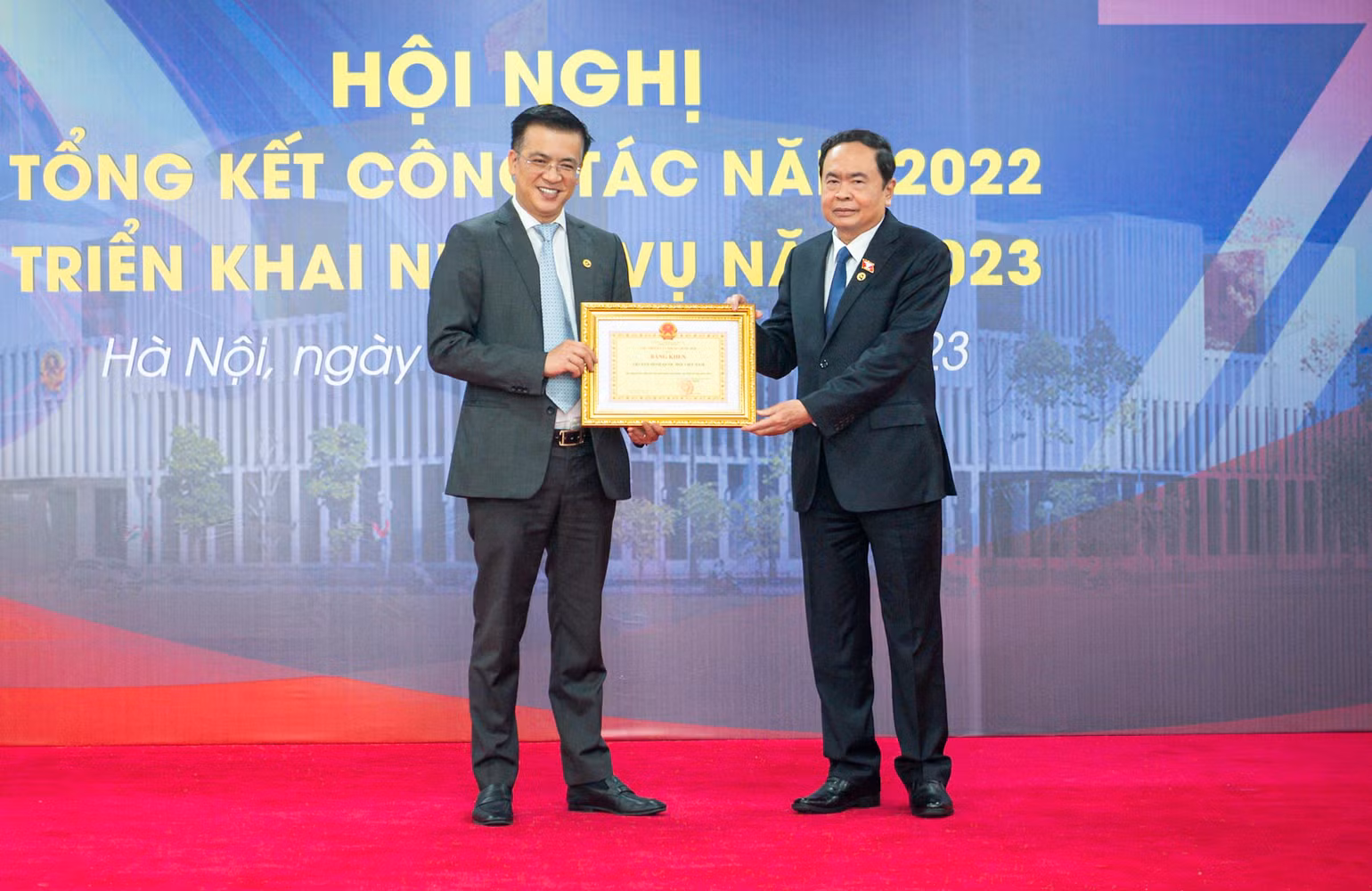 Phó Chủ tịch Thường trực Quốc hội Trần Thanh Mẫn trao Bằng khen tặng Truyền hình Quốc hội Việt Nam. (Ảnh: Duy Linh) Phó Chủ tịch Thường trực Quốc hội Trần Thanh Mẫn trao Bằng khen tặng Truyền hình Quốc hội Việt Nam. (Ảnh: Duy Linh)