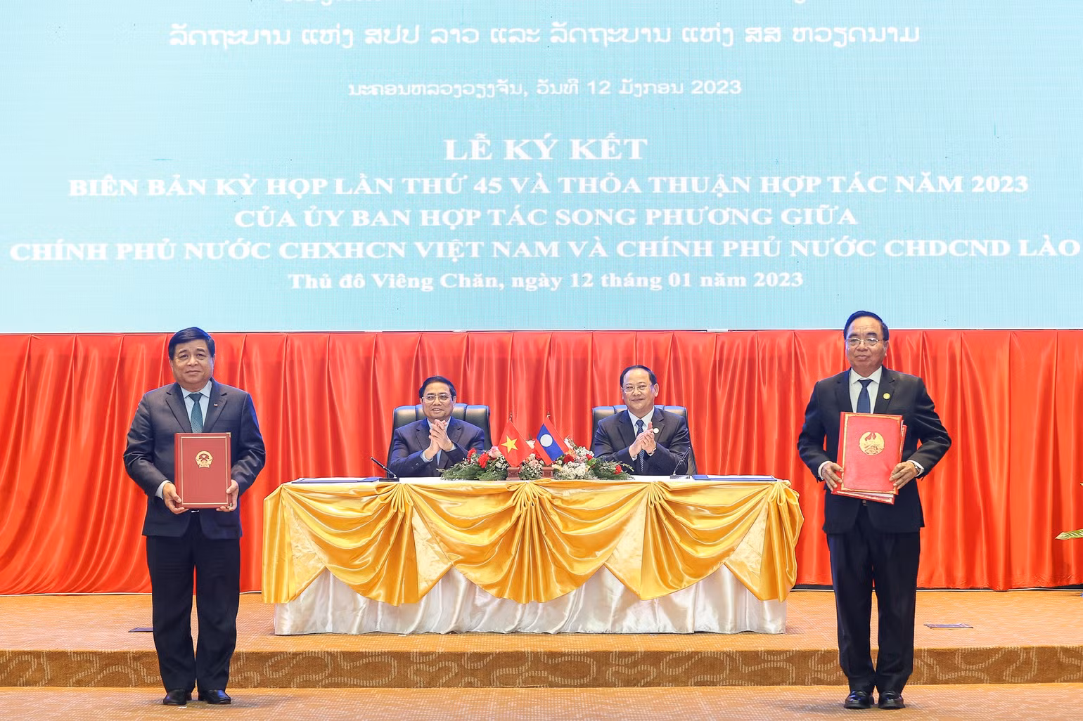 Thủ tướng Phạm Minh Chính và Thủ tướng Sonexay Siphandone chứng kiến lễ ký biên bản thoả thuận của Kỳ họp. Thủ tướng Phạm Minh Chính và Thủ tướng Sonexay Siphandone chứng kiến lễ ký biên bản thoả thuận của Kỳ họp.