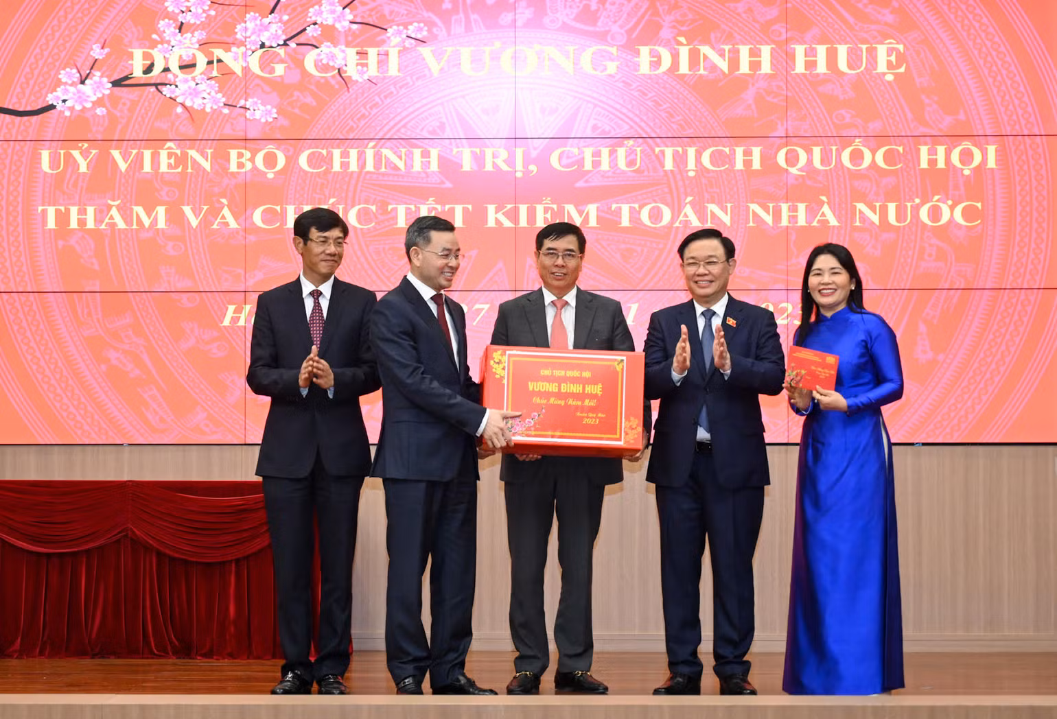 Chủ tịch Quốc hội Vương Đình Huệ trao tặng quà Tết cho Kiểm toán Nhà nước. (Ảnh: Duy Linh) Chủ tịch Quốc hội Vương Đình Huệ trao tặng quà Tết cho Kiểm toán Nhà nước. (Ảnh: Duy Linh)