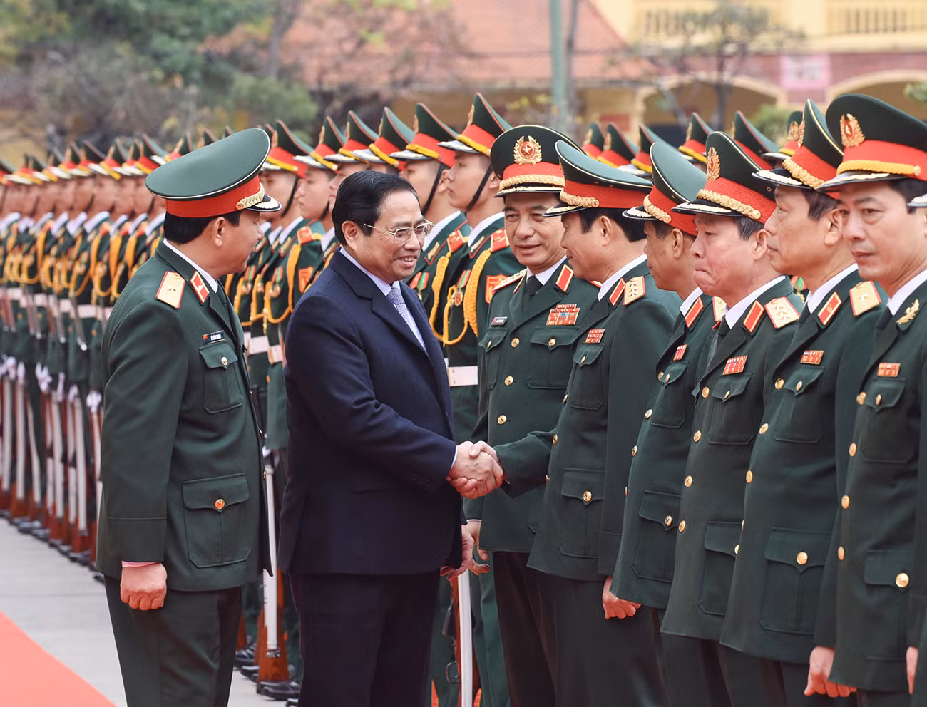 Thủ tướng Phạm Minh Chính cùng cán bộ chiến sĩ Binh chủng Tăng Thiết giáp. Thủ tướng Phạm Minh Chính cùng cán bộ chiến sĩ Binh chủng Tăng Thiết giáp.
