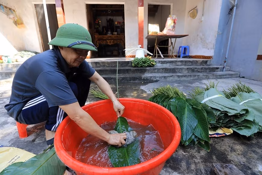 Những ngày giáp Tết, người dân nơi đây lại tất bật với việc thu hoạch, rửa lá trước khi đem đi tiêu thụ. (Ảnh: Tuấn Anh/TTXVN) Những ngày giáp Tết, người dân nơi đây lại tất bật với việc thu hoạch, rửa lá trước khi đem đi tiêu thụ. (Ảnh: Tuấn Anh/TTXVN)