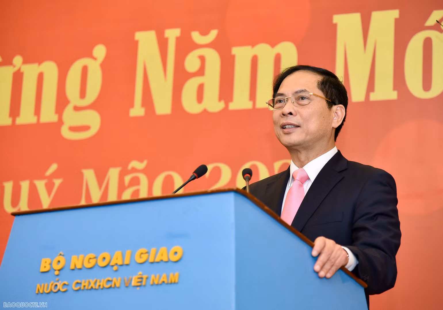 Bộ trưởng Ngoại giao Bùi Thanh Sơn phát biểu tại buổi gặp mặt. (Ảnh: Báo Thế giới và Việt Nam) Bộ trưởng Ngoại giao Bùi Thanh Sơn phát biểu tại buổi gặp mặt. (Ảnh: Báo Thế giới và Việt Nam)