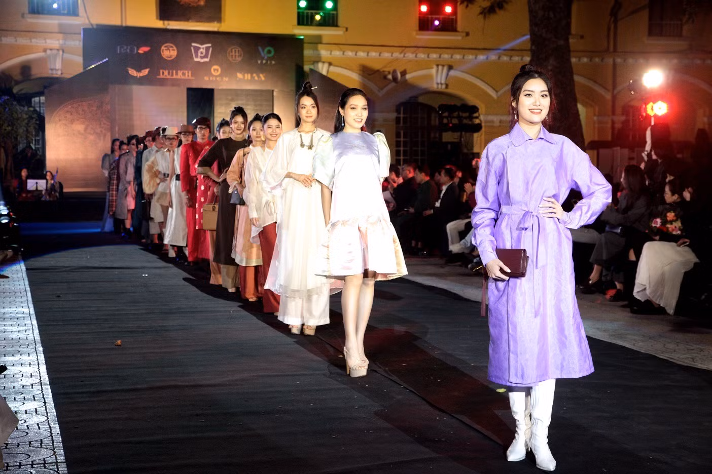 Nhiều họa tiết, hoa văn mỹ thuật cổ được ứng dụng vào những mẫu thiết kế thời trang hiện đại, năng động. Nhiều họa tiết, hoa văn mỹ thuật cổ được ứng dụng vào những mẫu thiết kế thời trang hiện đại, năng động.