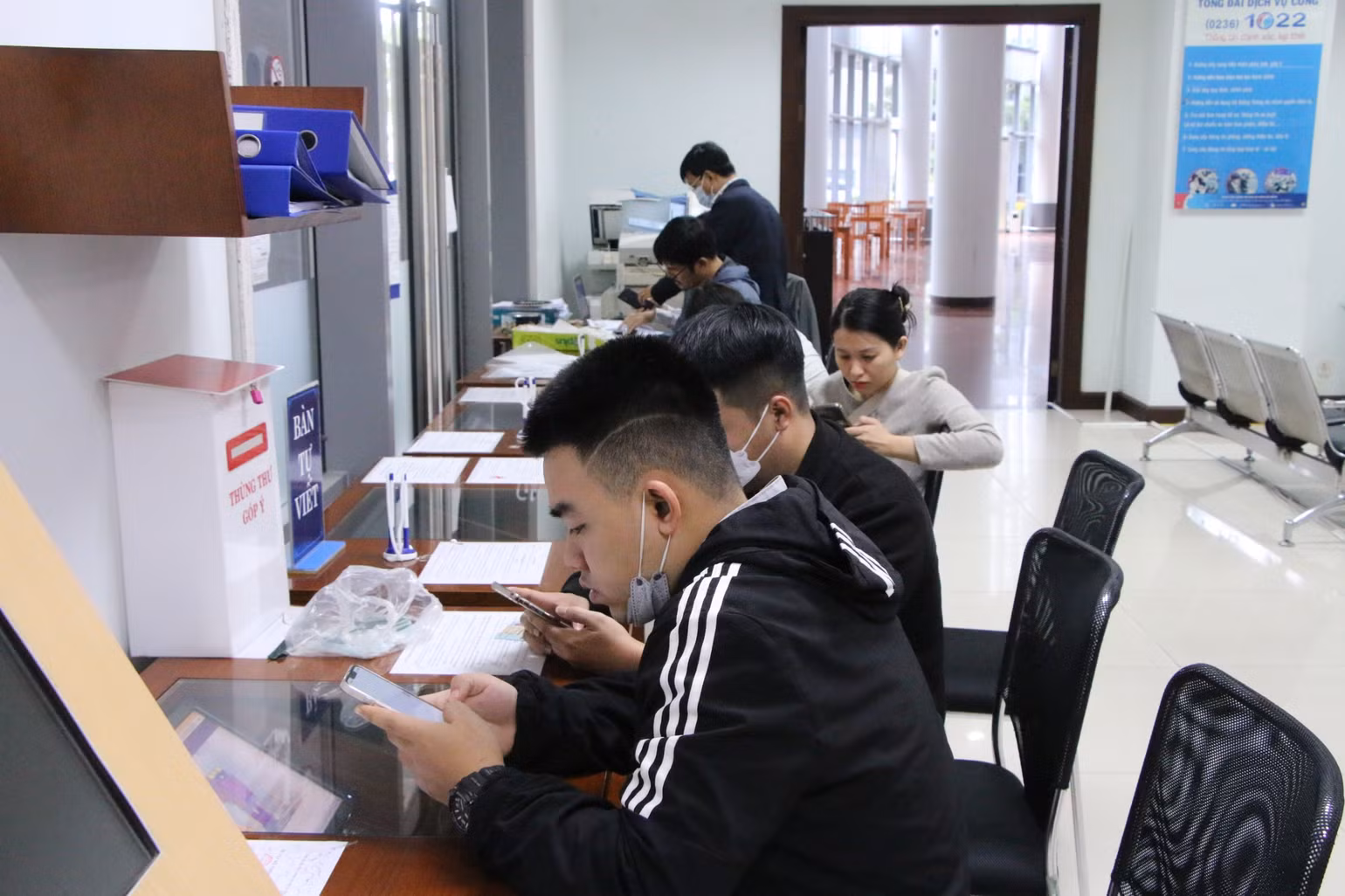 Nhiều người dân Đà Nẵng đến làm thủ tục hành chính tại bộ phận một cửa Trung tâm hành chính thành phố sáng mùng 6 Tết. Nhiều người dân Đà Nẵng đến làm thủ tục hành chính tại bộ phận một cửa Trung tâm hành chính thành phố sáng mùng 6 Tết.