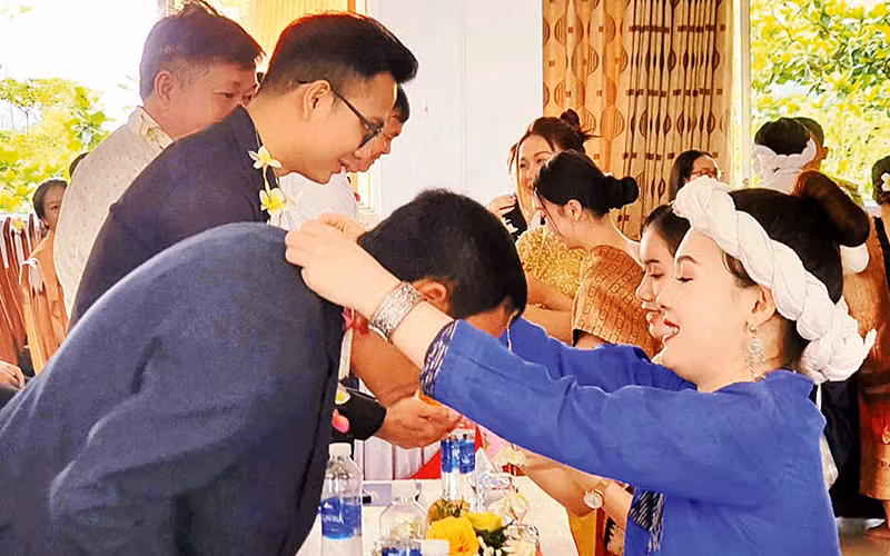 Nghi thức tặng hoa các đại biểu.