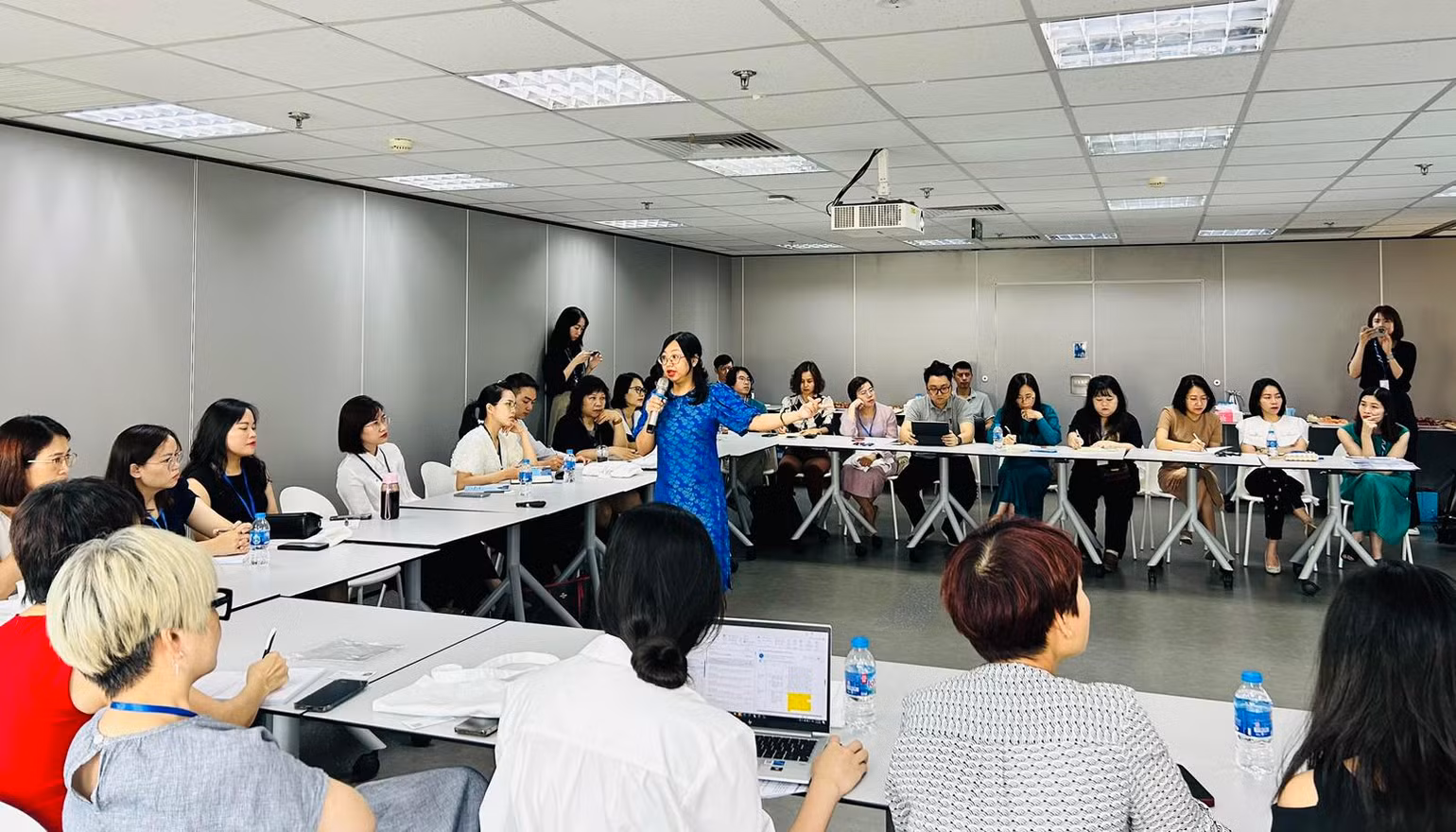 Tiến sĩ Nguyễn Thụy Phương trình bày tại buổi giới thiệu ngày 13/6 Tiến sĩ Nguyễn Thụy Phương trình bày tại buổi giới thiệu ngày 13/6
