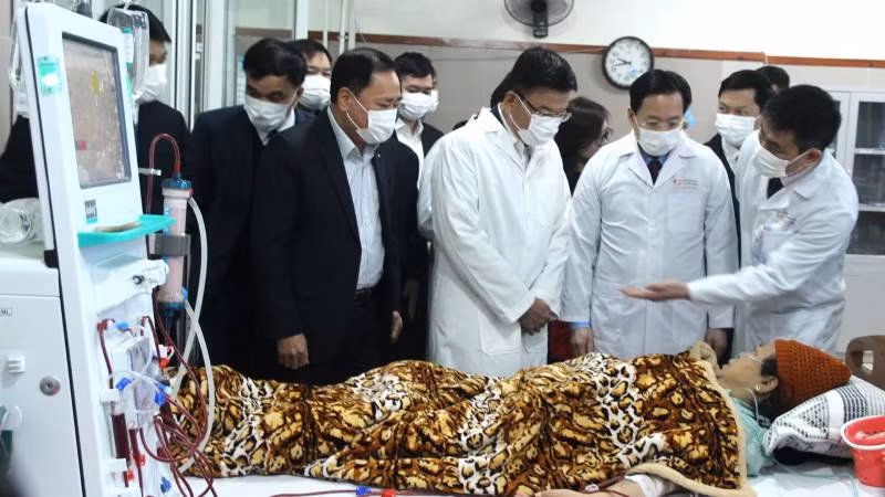Phó Thủ tướng Lê Thành Long thăm hỏi, tặng quà cho bệnh nhân đang điều trị tại Bệnh viện đa khoa tỉnh Lạng Sơn.