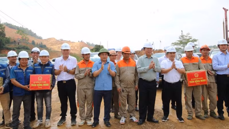 Bộ trưởng Trần Hồng Minh và lãnh đạo tỉnh Lạng Sơn tặng quà động viên đội ngũ kỹ sư, công nhân thi công tại công trình Dự án cao tốc Hữu Nghị-Chi Lăng (Lạng Sơn). Bộ trưởng Trần Hồng Minh và lãnh đạo tỉnh Lạng Sơn tặng quà động viên đội ngũ kỹ sư, công nhân thi công tại công trình Dự án cao tốc Hữu Nghị-Chi Lăng (Lạng Sơn).