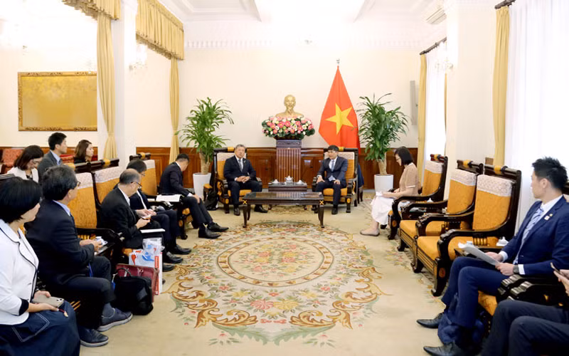 Thứ trưởng Thường trực Ngoại giao Nguyễn Minh Vũ tiếp đoàn Liên minh nghị sĩ hữu nghị Nhật-Việt tỉnh Osaka (Nhật Bản).