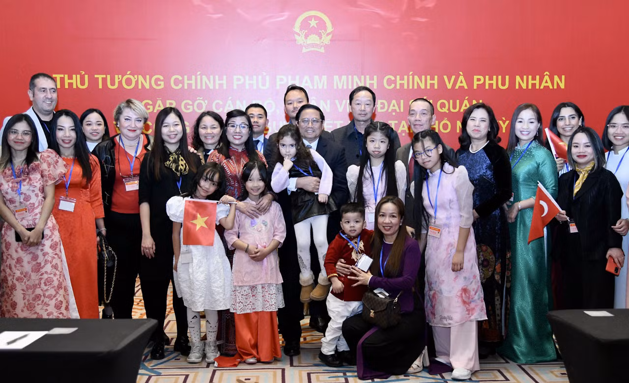 Thủ tướng Phạm Minh Chính và Phu nhân chụp ảnh lưu niệm với bà con cộng đồng người Việt Nam ở Thổ Nhĩ Kỳ.