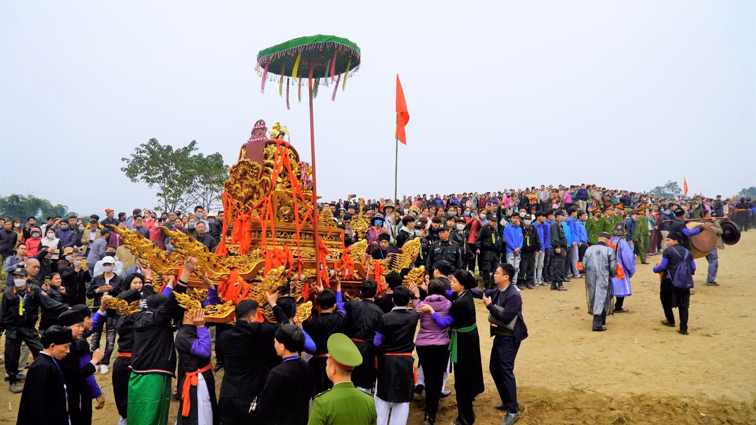 Nghi thức đưa Mẫu về đền. Ảnh THANH SƠN Nghi thức đưa Mẫu về đền. Ảnh THANH SƠN