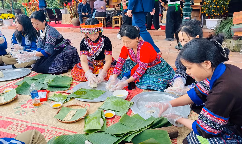 Thi gói bánh dày dân tộc H'Mông tại Hội báo Xuân. (Ảnh THANH SƠN) Thi gói bánh dày dân tộc H'Mông tại Hội báo Xuân. (Ảnh THANH SƠN)