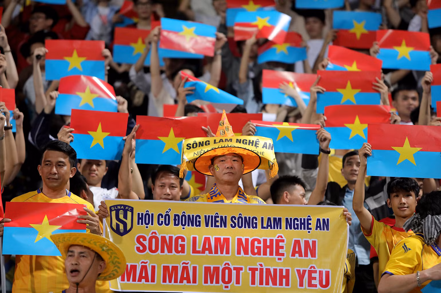 Tình yêu bóng đá hòa cùng tình yêu Tổ quốc.